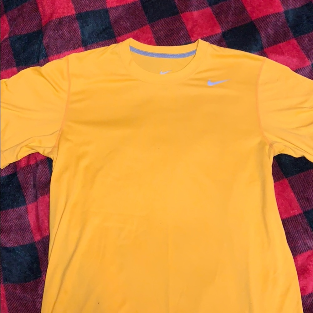 Nike dri fit tee shirt men’s medium